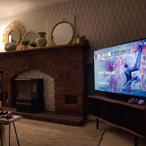 https://gorgeous-designer-home-only-12-mins-from-cotswold.cardiffhotelswales.com
