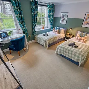 https://2br-stunning-apt-sleeps-6-central-chelterham-with-free-parking.cardiffhotelswales.com