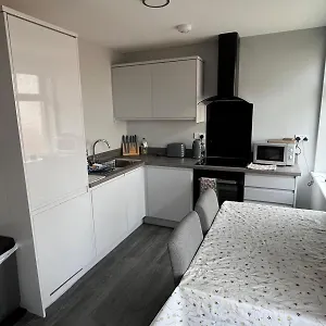 https://new-2-bedroom-first-floor-apartment-close-to-beach.bournemouth-hotels.org